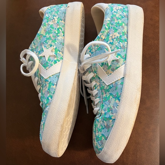 Converse Shoes - Picture 3 of 9